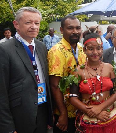 Alain Marc (à gauche) et Emmanuelle Gallien (au centre) reçus, en compagnie de la délégation du Vanuatu, par le Premier ministre papou (à droite).
