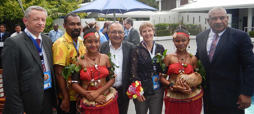 Alain Marc (à gauche) et Emmanuelle Gallien (au centre) reçus, en compagnie de la délégation du Vanuatu, par le Premier ministre papou (à droite).